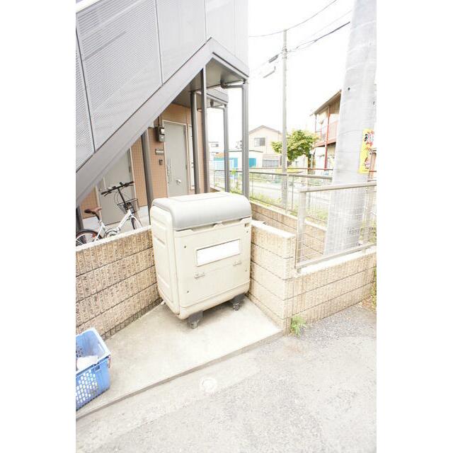 蓋つきのゴミ置き場。衛生的ですね♪