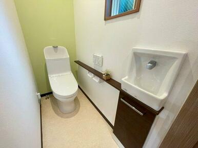 1階トイレは爽やかなグリーンのアクセントクロス♪手洗い場も付けました♪
