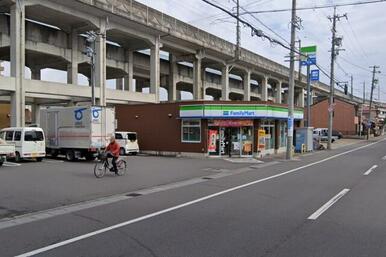 ファミリーマート松鴻町店