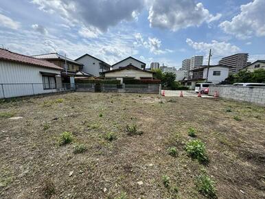 東側中央から西側中央・閑静な住宅地に立地