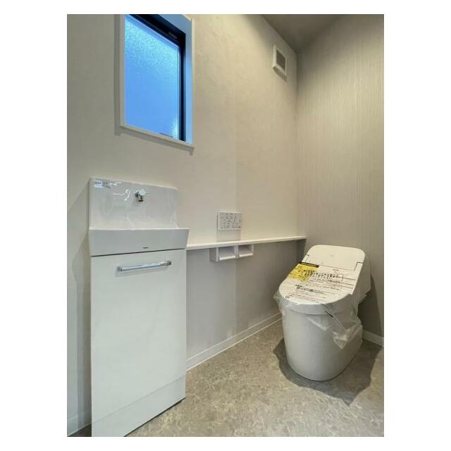 手洗い・収納スペース付き！採光窓のある明るいトイレです＾＾