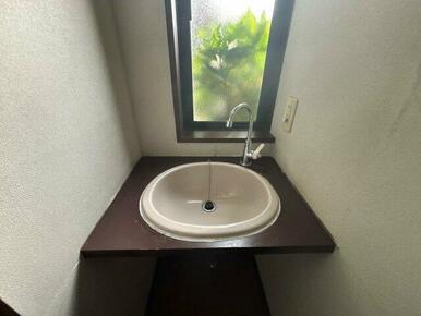 帰宅後の手洗いにも使える玄関横の手洗い場！