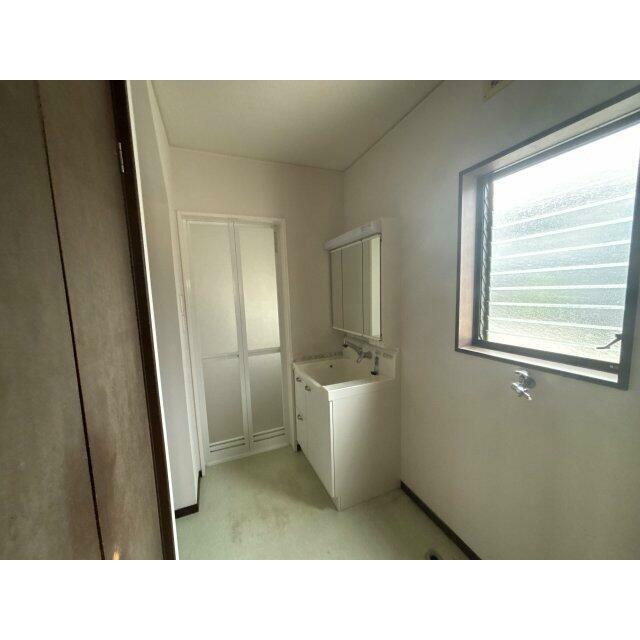 廊下とキッチンの2ヶ所から出入りできる家事動線が考えられた洗面所！