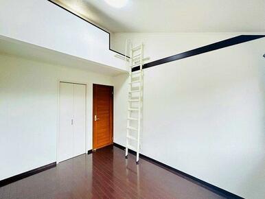 「２階南西側洋室」約６帖の南向きのお部屋になっております。