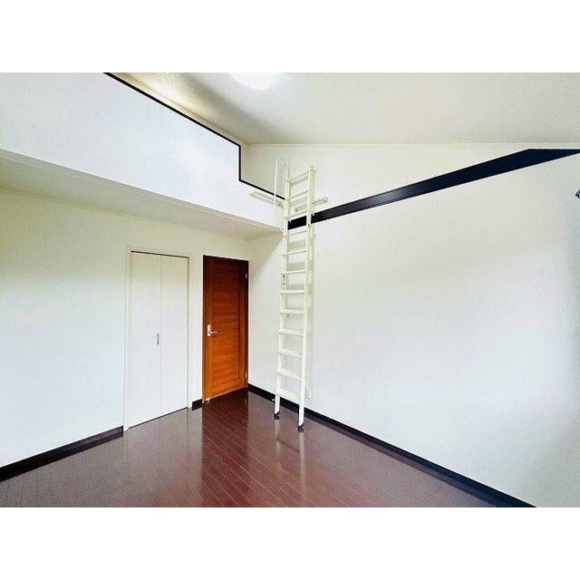 「２階南西側洋室」約６帖の南向きのお部屋になっております。