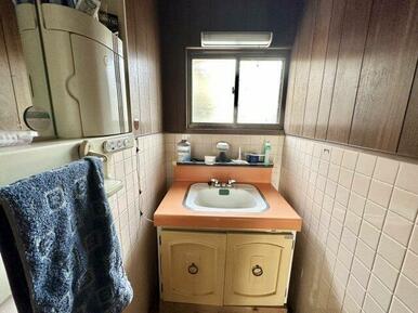 洗面室です。脱衣所に洗面室がある場合が多いですが、こちらは独立した洗面スペースなので、入浴中のご家族