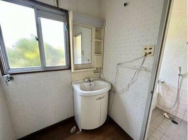 洗濯機を置いてもスペースに余裕がある洗面所です。