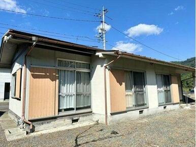 府中市久佐町にある中古住宅です。自然豊かで日当たりの良い立地です。敷地は約63坪あり、庭もあるので、ガ