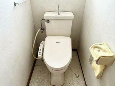 トイレです。温水洗浄便座付です。