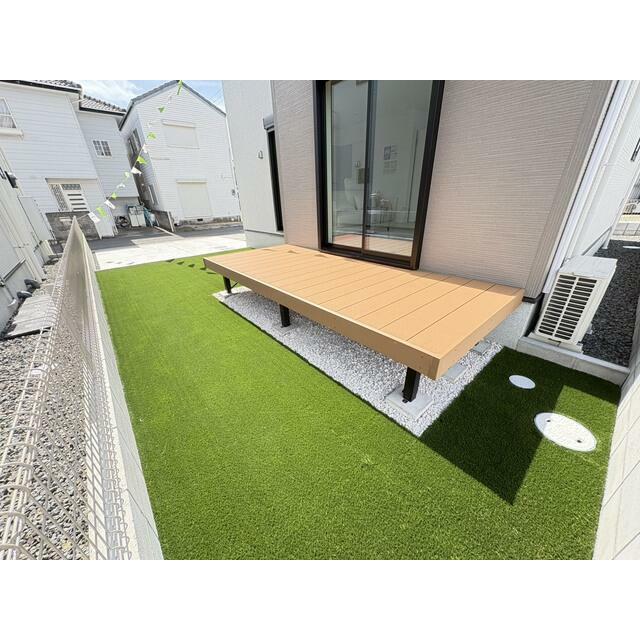 ①号棟　庭 リビングから続くウッドデッキ 人工芝の南向き庭