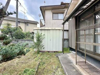 室外には物置があります。DIY用品や園芸用品、アウトドア用品、冬用タイヤ等、室内に入れづらい用品を収納