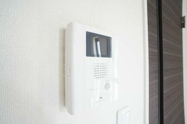 オートロック解錠機能・カラーモニタ付きインターフォン。防犯上便利です。
