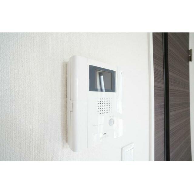 オートロック解錠機能・カラーモニタ付きインターフォン。防犯上便利です。