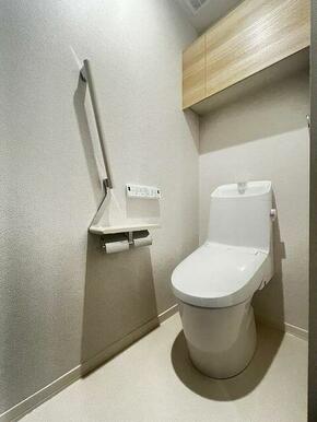 【トイレ】２連のペーパーホルダー、手すりを採用。