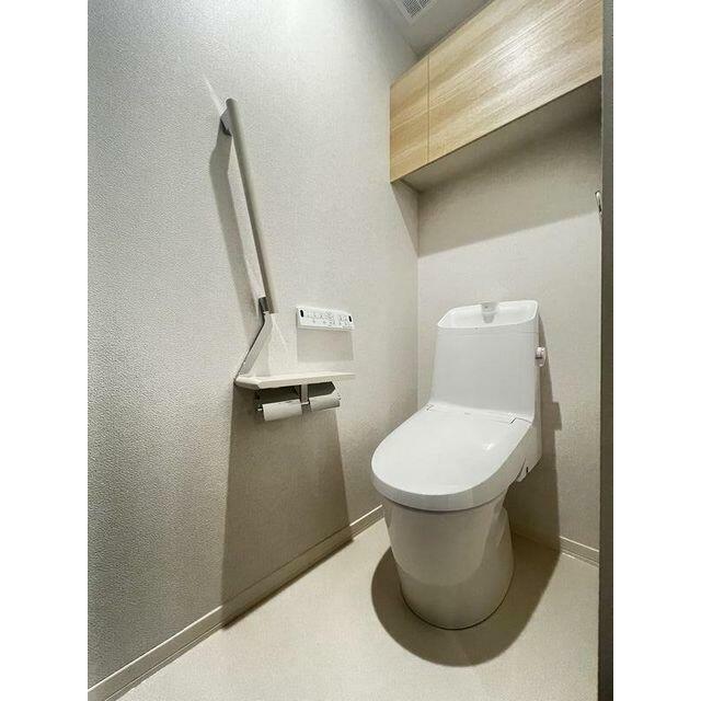 【トイレ】２連のペーパーホルダー、手すりを採用。