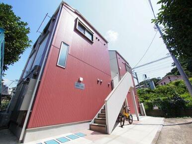 シンプルで落ち着いたデザインの外観です
