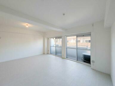 【ＬＤＫ】南向きワイド窓で明るい開放感、ホワイト基調の広々フロア