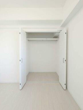 【洋室収納】奥行きたっぷりのハンガーパイプと上棚付きクローゼット