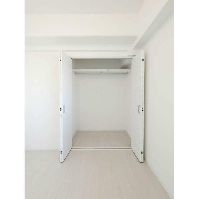 【洋室収納】奥行きたっぷりのハンガーパイプと上棚付きクローゼット