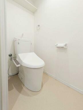 【トイレ】温水洗浄便座付きで清潔感のあるシンプル空間