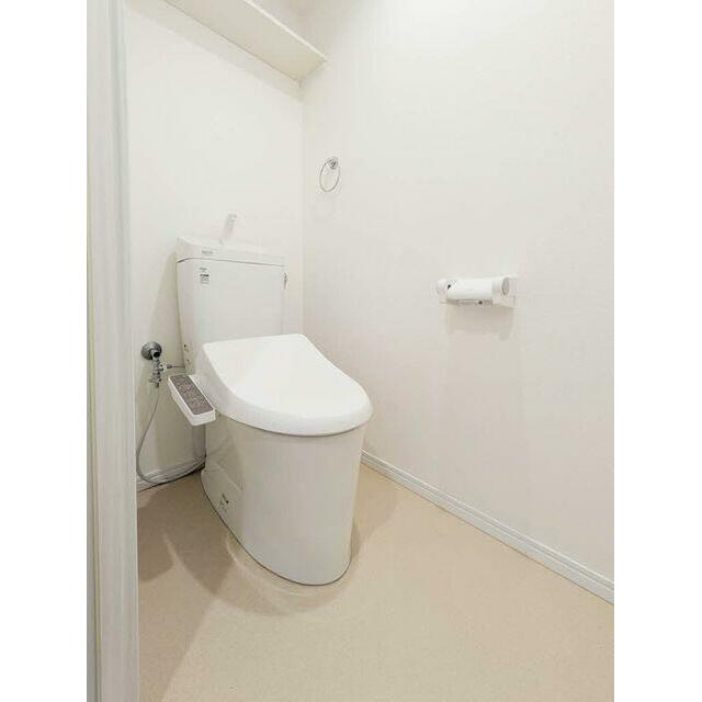 【トイレ】温水洗浄便座付きで清潔感のあるシンプル空間