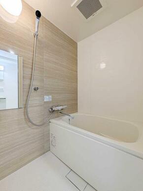 【浴室】木目パネルとゆったり浴槽の清潔感あるバスルーム