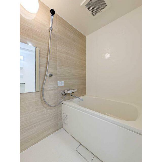 【浴室】木目パネルとゆったり浴槽の清潔感あるバスルーム