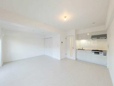 【ＬＤＫ】白基調で明るい広々ＬＤＫ、扉付き収納とシステムキッチン完備