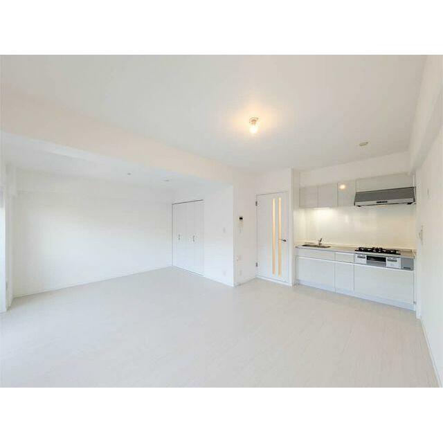 【ＬＤＫ】白基調で明るい広々ＬＤＫ、扉付き収納とシステムキッチン完備