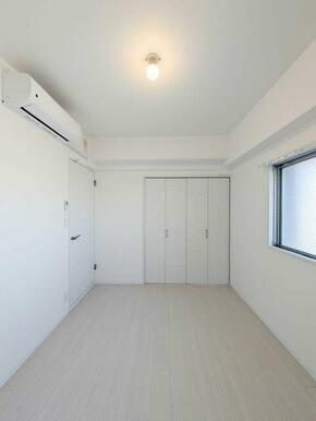 【洋室】エアコン・クローゼット付きの明るい洋室