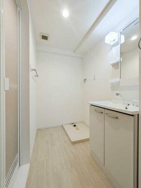 【洗面所】洗濯機置場有り・収納付の明るい独立洗面台