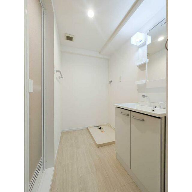 【洗面所】洗濯機置場有り・収納付の明るい独立洗面台