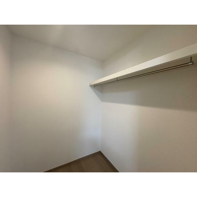 収納力が嬉しいウォークインクローゼット。 衣類をハンガーに掛けたまま収納できるほか、棚やスペースを活用してバッグや小物なども整理できます♪