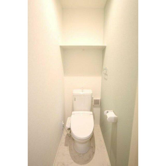 2階にもトイレを設置！新素材により、気になる便座もサッとひとふきでキレイになります。※施工事例です。