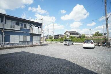 敷地内駐車場、屋根付き駐輪場、専用ゴミボックス有り