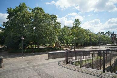 リバーヒル目の前、「葛西用水路」。用水路を挟んだ対岸は「鷺高　第五公園」で、憩いの場になっています。