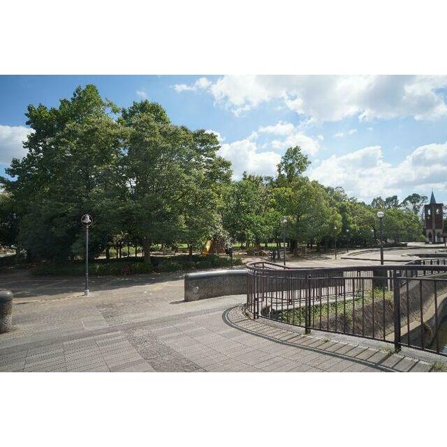 リバーヒル目の前、「葛西用水路」。用水路を挟んだ対岸は「鷺高　第五公園」で、憩いの場になっています。