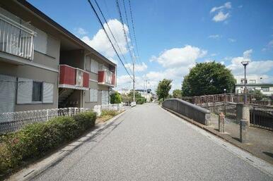 道路向かいは用水路と公園です