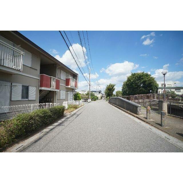 道路向かいは用水路と公園です