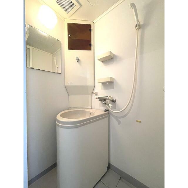 シャワールームに洗面所とトイレがあります