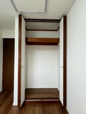 2階東側中洋室クローゼット内