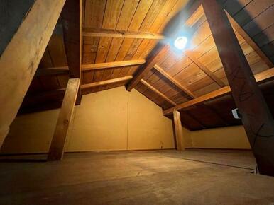 小屋裏収納付き