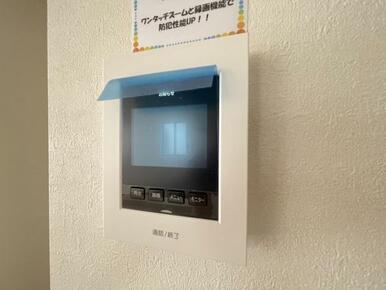 訪問者がひと目でわかるモニター付きインターホンを標準装備。お子さまのお留守番にも安心です！