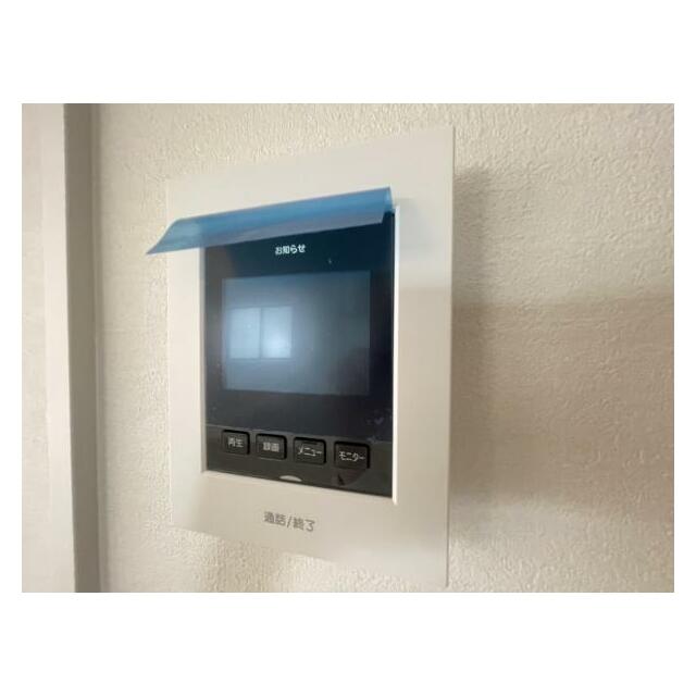 訪問者がひと目でわかるモニター付きインターホンを標準装備。お子さまのお留守番にも安心です！