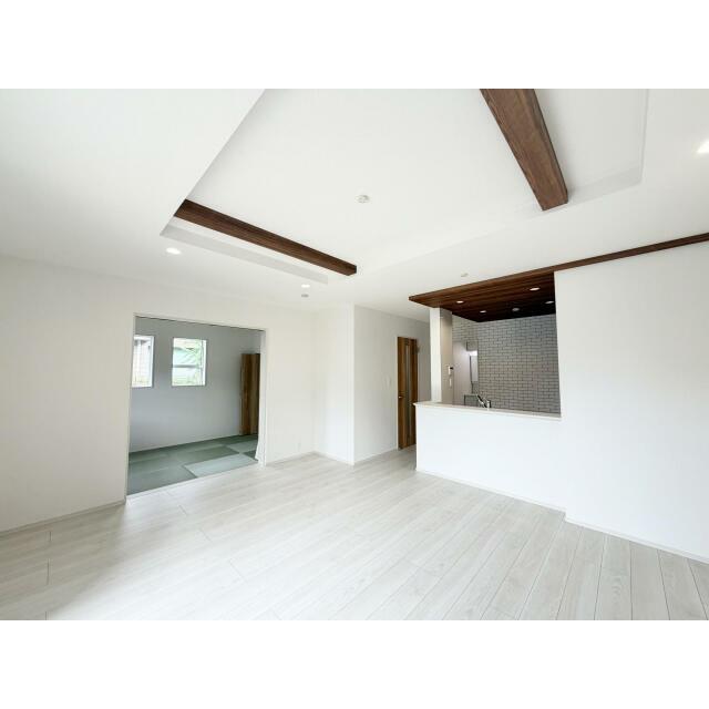 【リビング（7号棟）】折上げ天井が空間に奥行きと開放感を演出。洗練された落ち着きのある空間に。