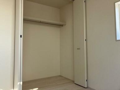 お洋服好きならコーディネートに悩むのも楽しみのひとつ（1号棟）