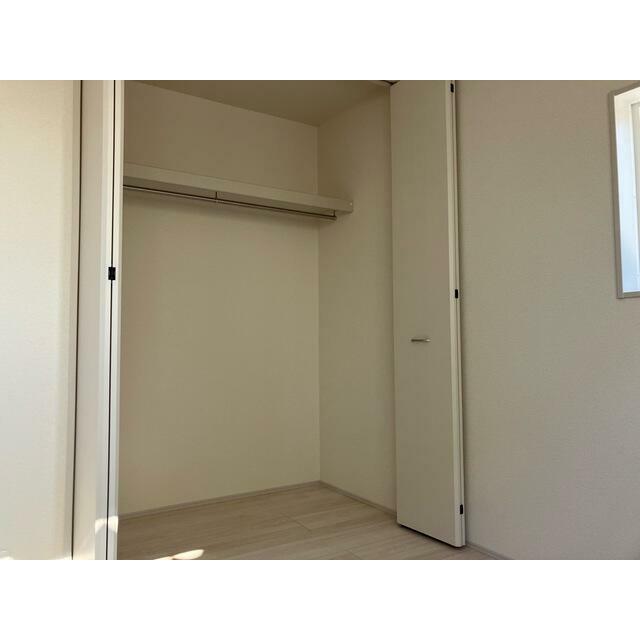 お洋服好きならコーディネートに悩むのも楽しみのひとつ（1号棟）