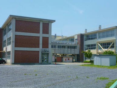 石井小学校　384ｍ/徒歩5分、車1分