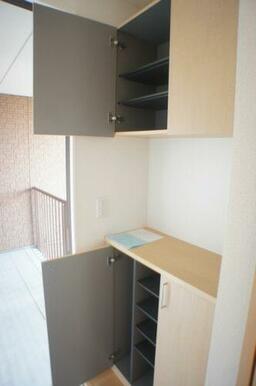 【玄関】上下に分かれた下駄箱は収納量はもちろん、お花や写真などを飾って彩りのある空間を演出できます♪