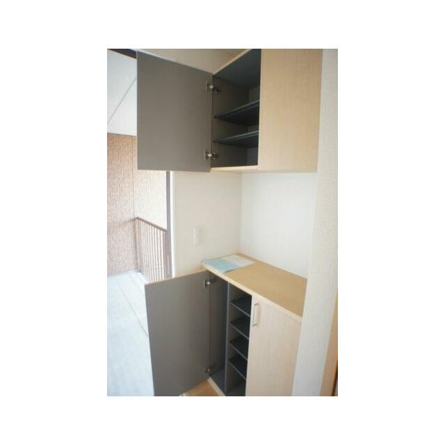 【玄関】上下に分かれた下駄箱は収納量はもちろん、お花や写真などを飾って彩りのある空間を演出できます♪